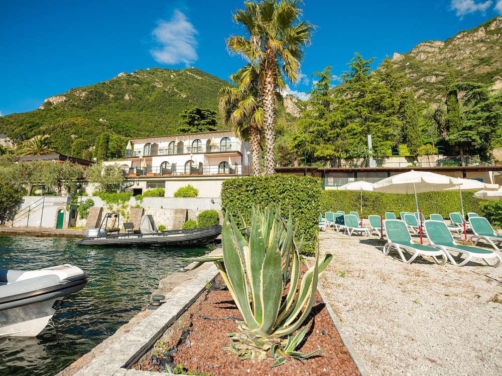 Hotel Leonardo da Vinci — Hotel building in Limone sul Garda, Lombardy