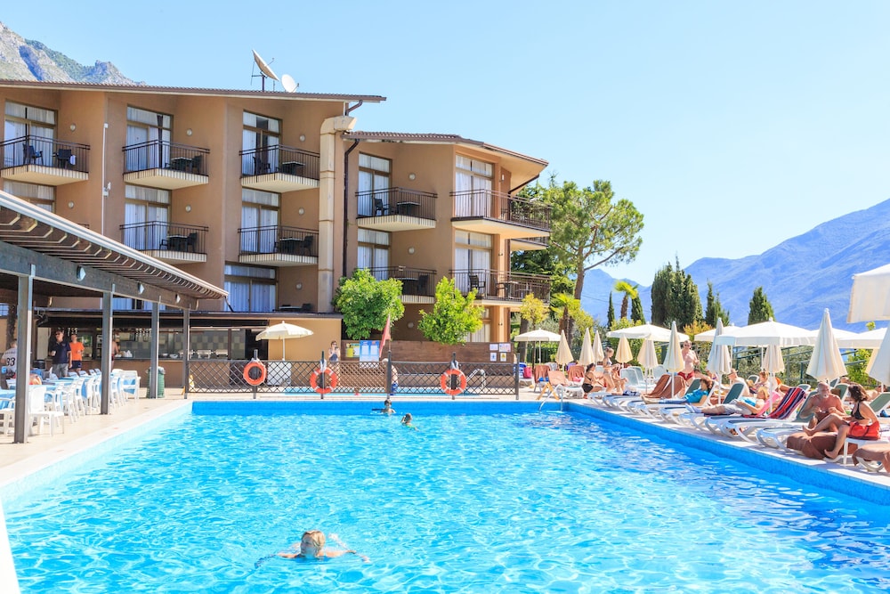 Hotel Leonardo da Vinci — Swimming pool in Limone sul Garda, Lombardy