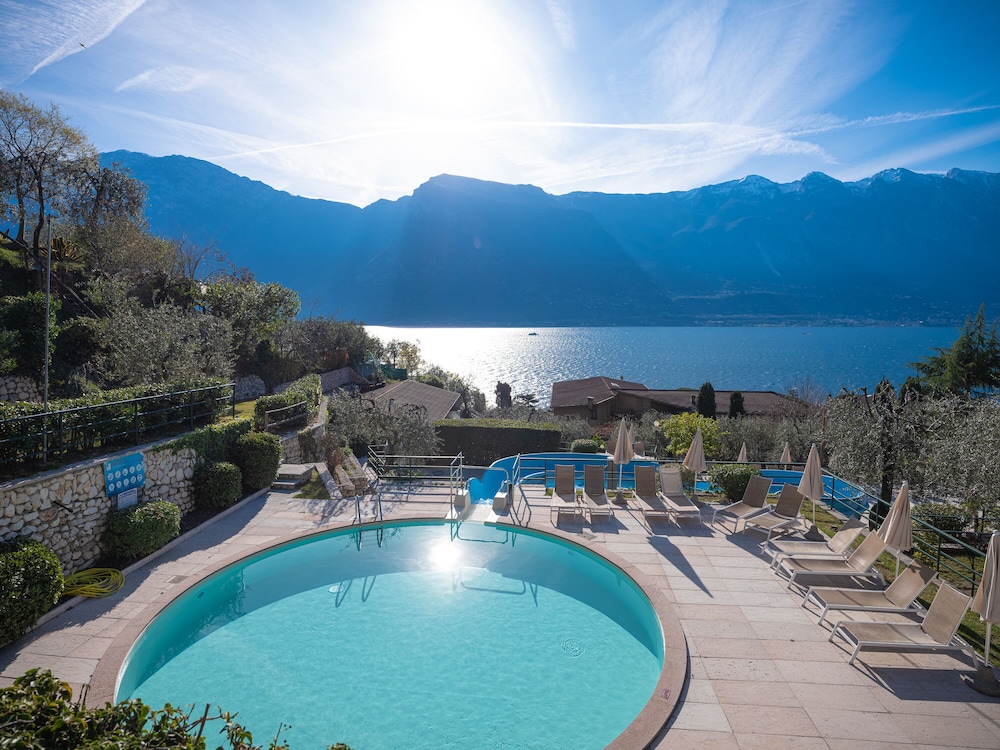 Hotel Leonardo da Vinci — Swimming pool in Limone sul Garda, Lombardy