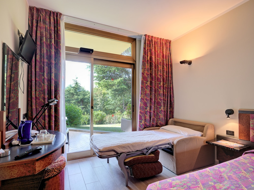 Hotel Leonardo da Vinci — Hotel rooms in Limone sul Garda, Lombardy