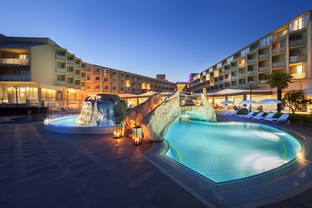 Aminess Vival Maestral Hotel — Swimming pool in Novigrad, Istria