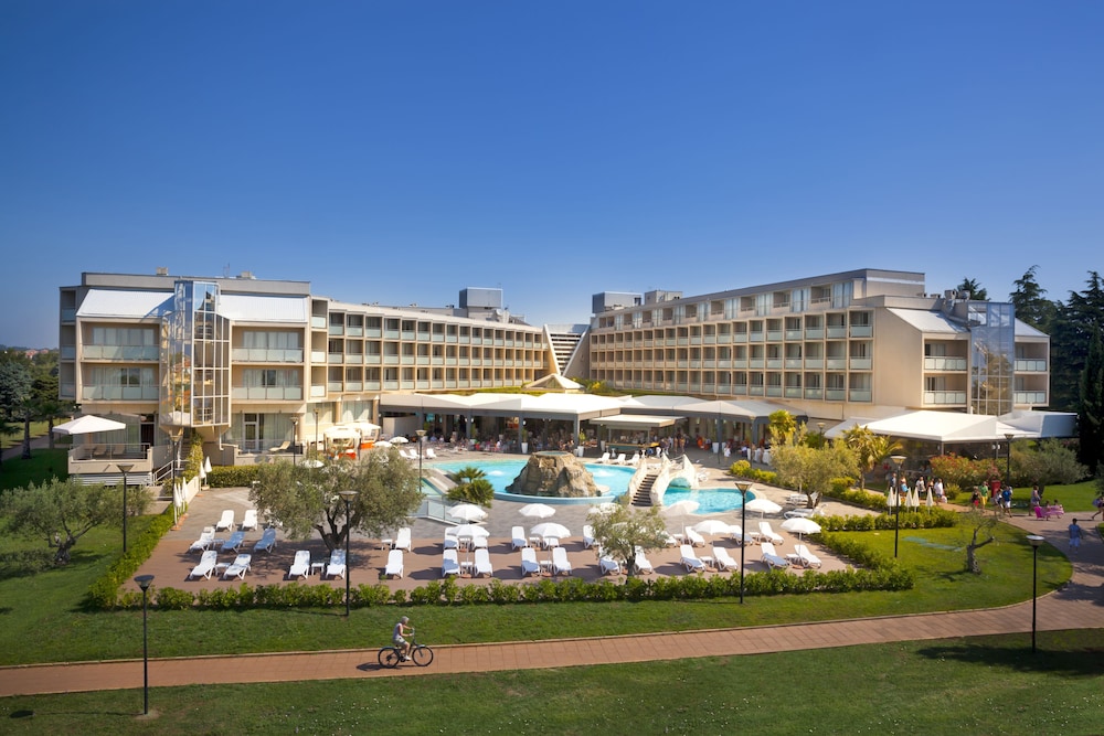 Aminess Vival Maestral Hotel — Hotel building in Novigrad, Istria
