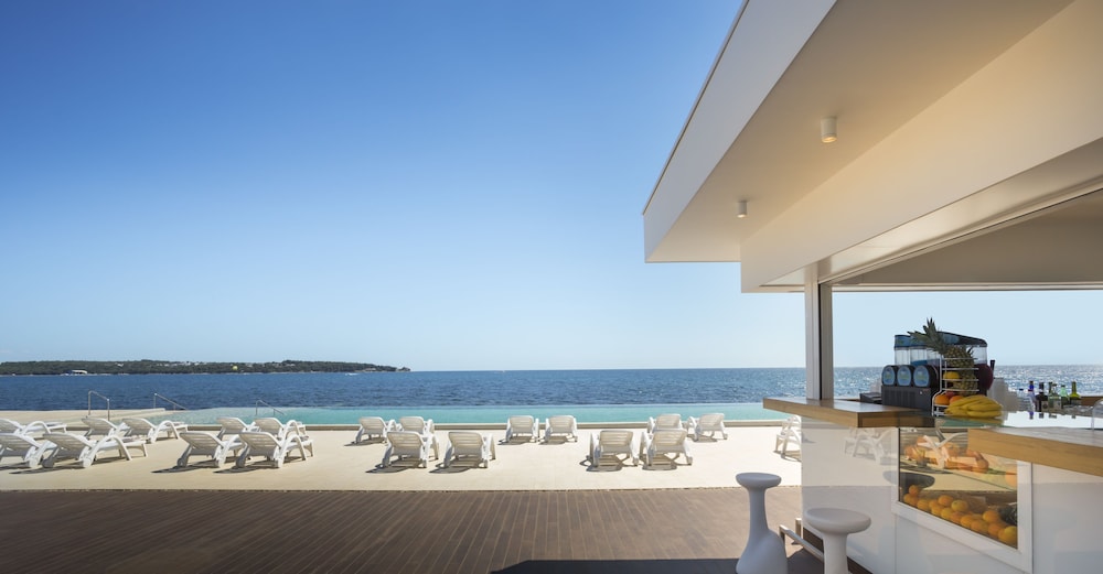 Aminess Vival Maestral Hotel — Swimming pool in Novigrad, Istria