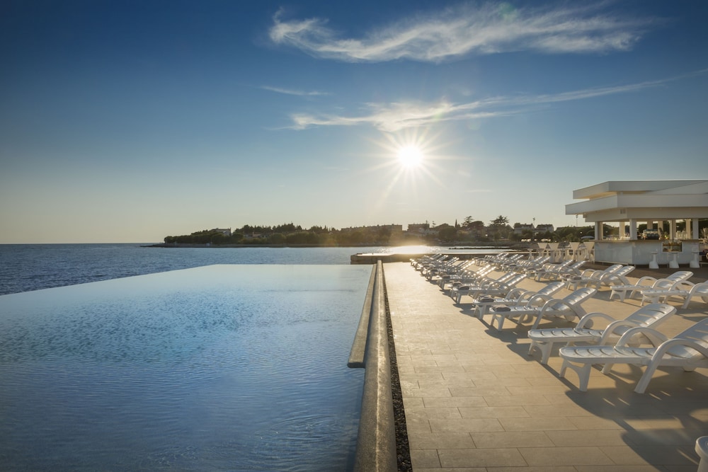 Aminess Vival Maestral Hotel — Swimming pool in Novigrad, Istria