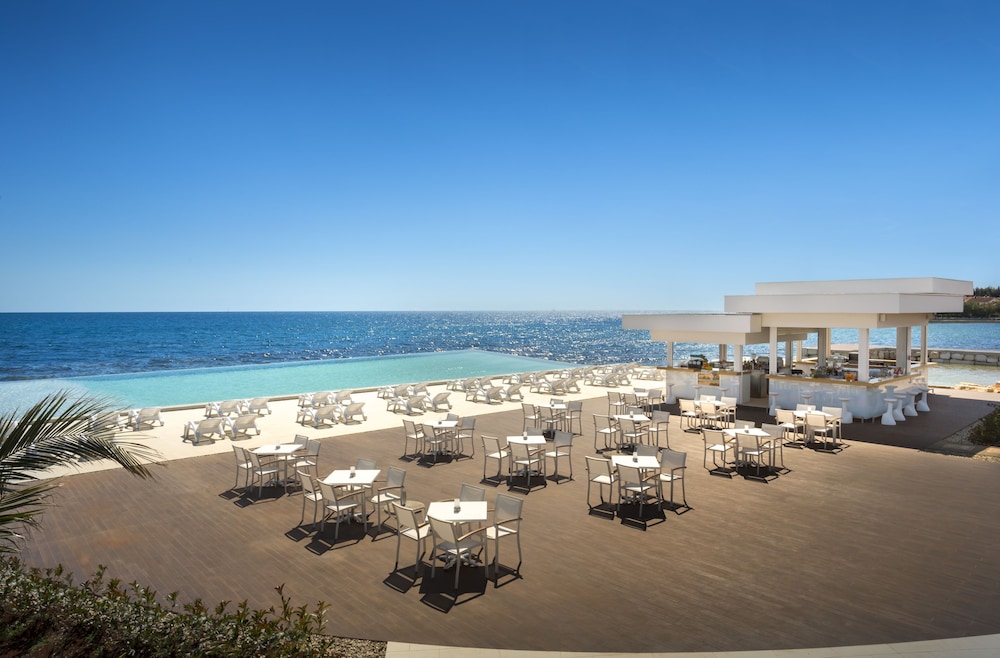 Aminess Vival Maestral Hotel — Restaurant & bars in Novigrad, Istria