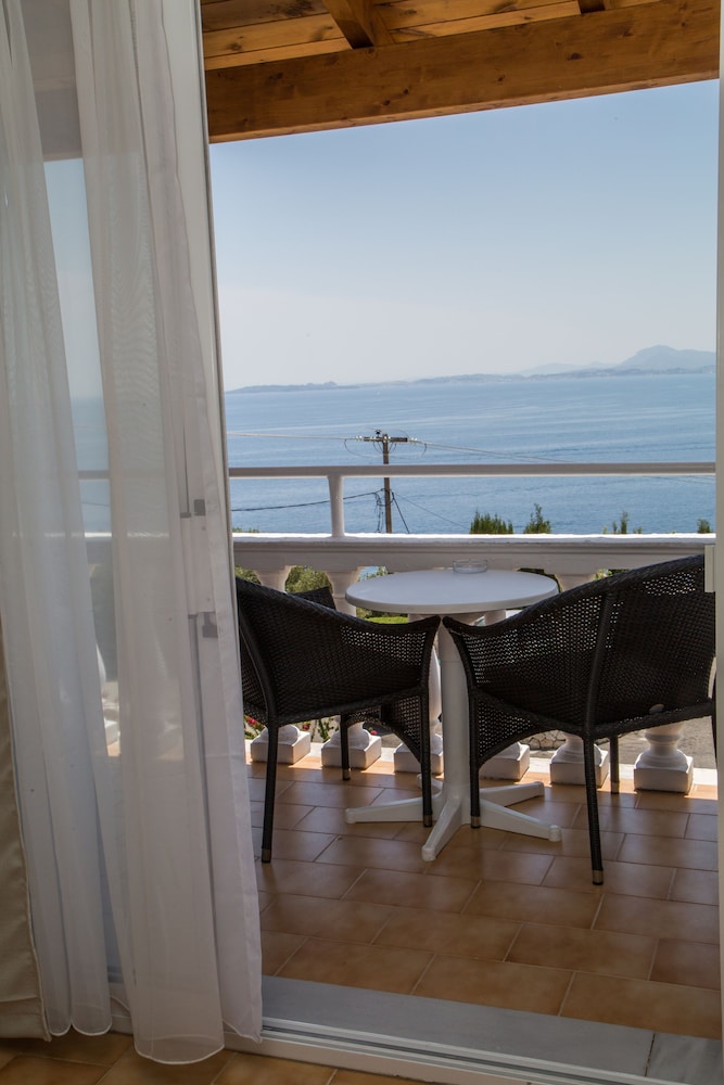 Pantokrator Hotel — Hotel rooms in Barbati, Ionian Islands