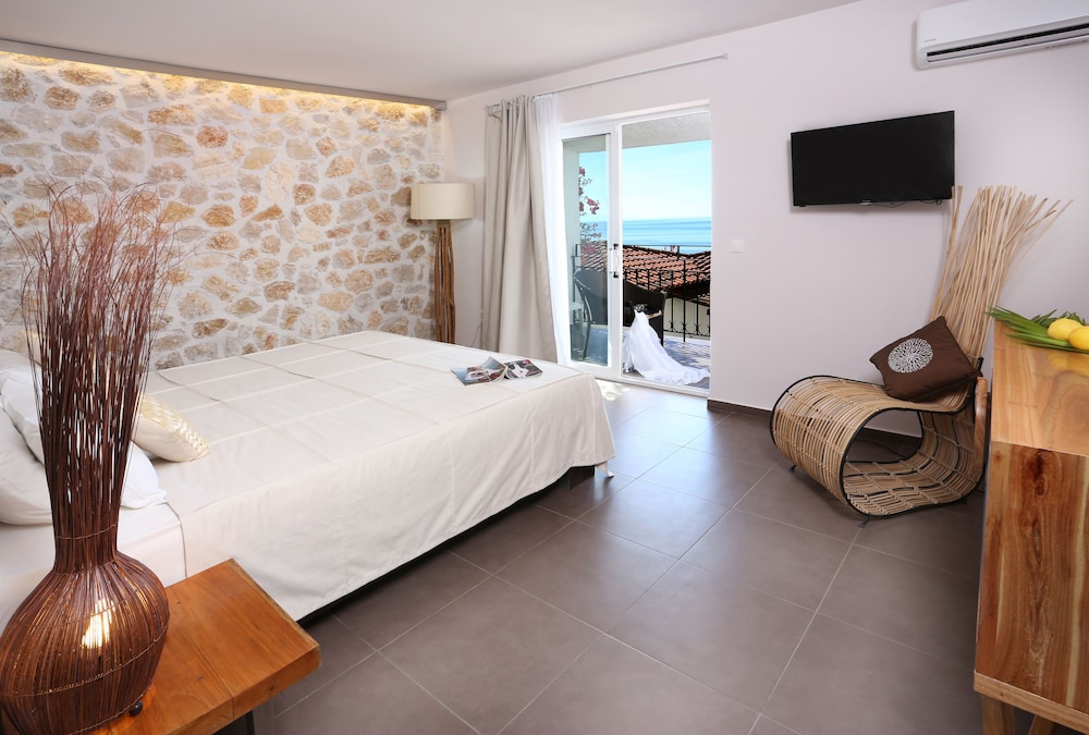 Pantokrator Hotel — Hotel rooms in Barbati, Ionian Islands