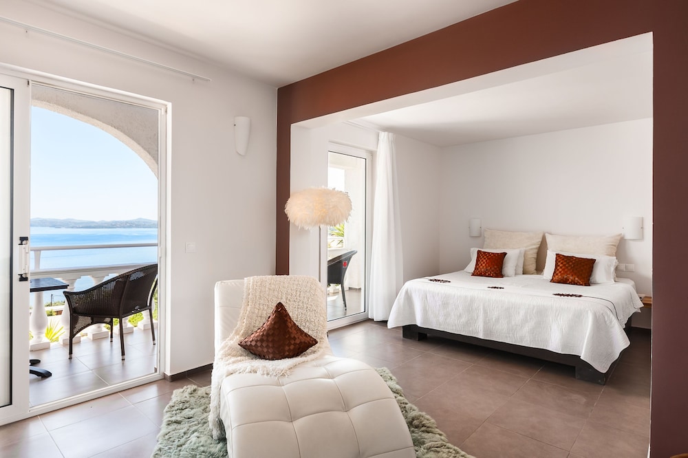 Pantokrator Hotel — Hotel rooms in Barbati, Ionian Islands