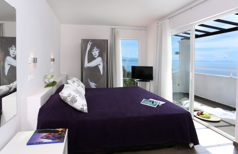 Pantokrator Hotel — Hotel rooms in Barbati, Ionian Islands