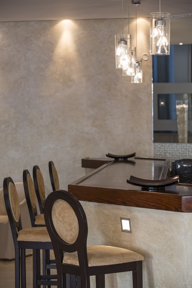 Manoulas Beach Mykonos Resort — Restaurant & bars in Ornos, South Aegean
