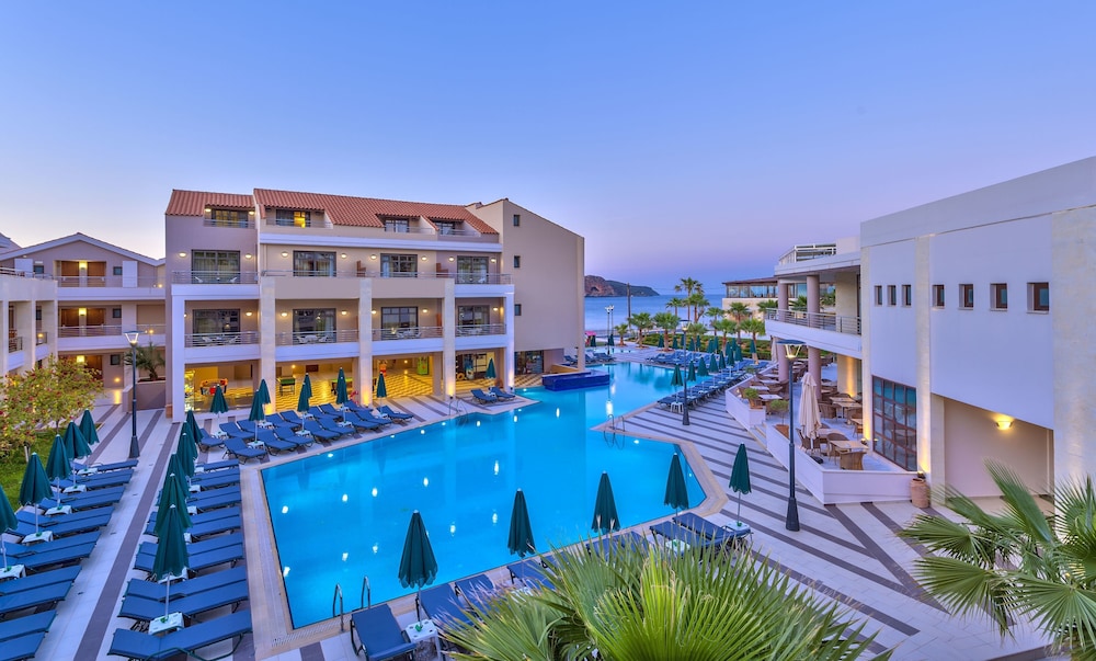 Porto Platanias Beach Resort & Spa — Swimming pool in Platanias
