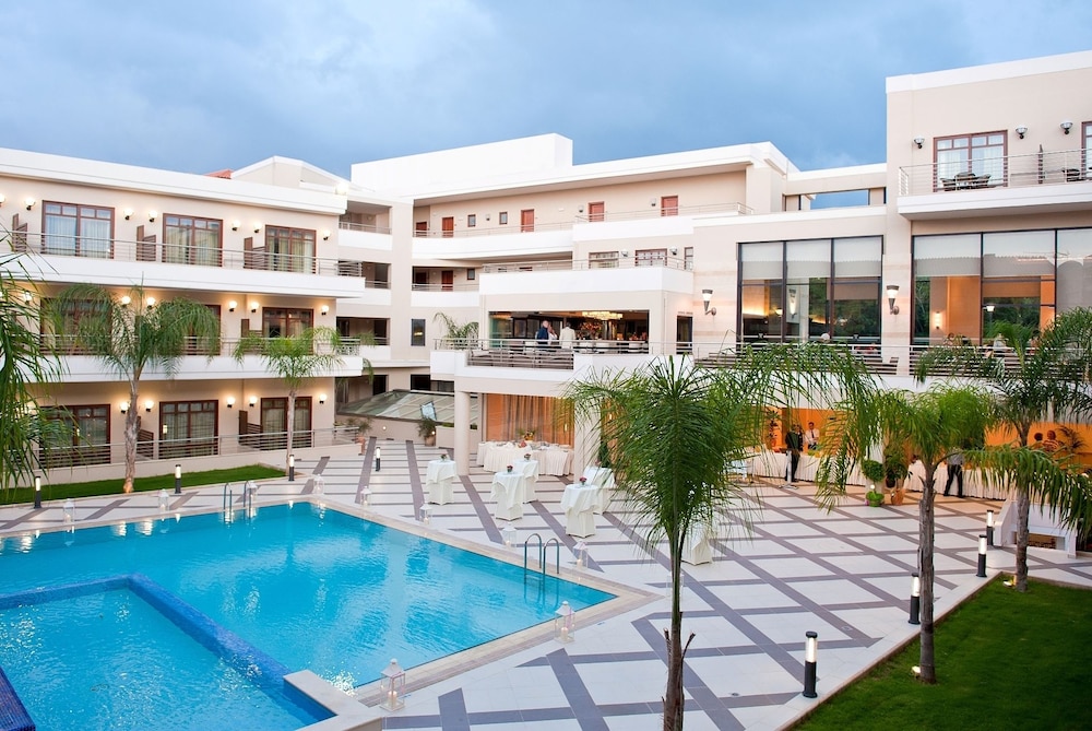 Porto Platanias Beach Resort & Spa — Hotel building in Platanias