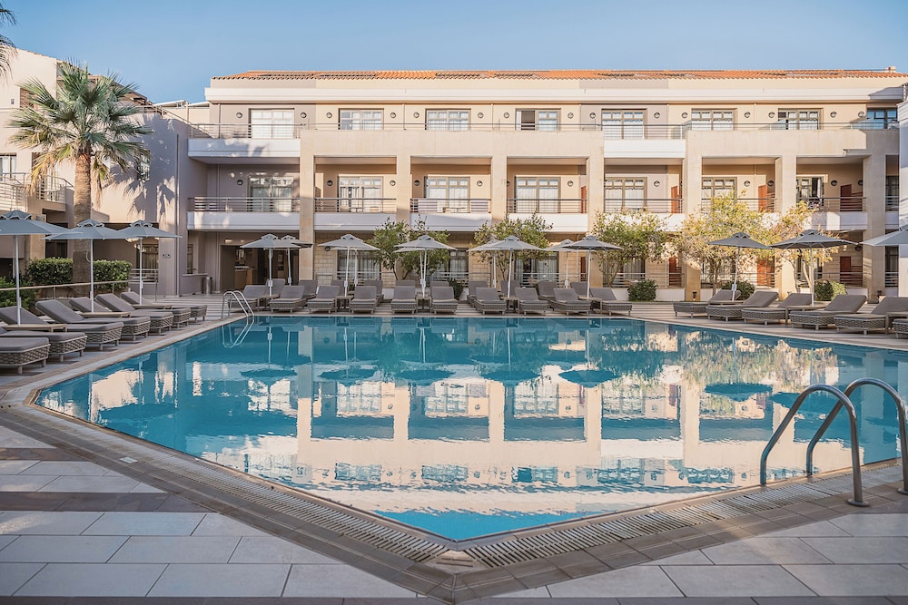 Porto Platanias Beach Resort & Spa — Swimming pool in Platanias