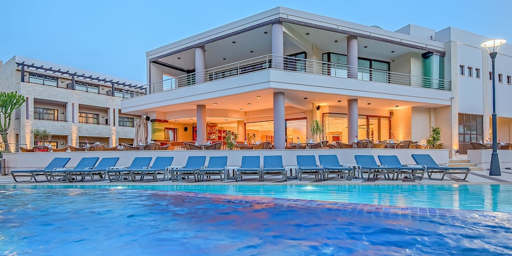 Porto Platanias Beach Resort & Spa — Swimming pool in Platanias