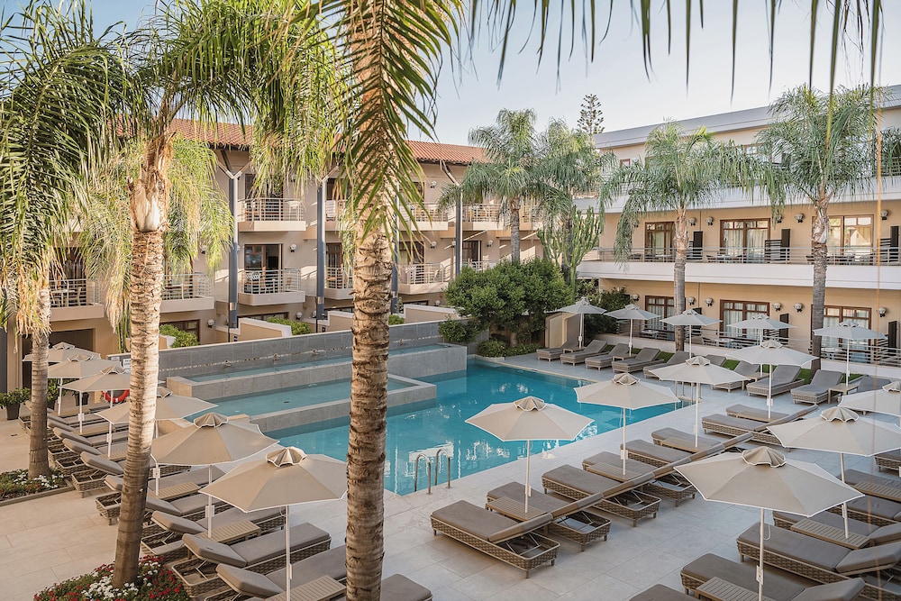 Porto Platanias Beach Resort & Spa — Swimming pool in Platanias