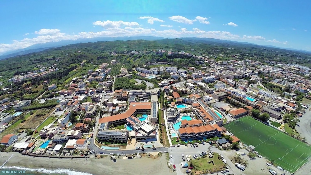 Porto Platanias Beach Resort & Spa — Hotel building in Platanias