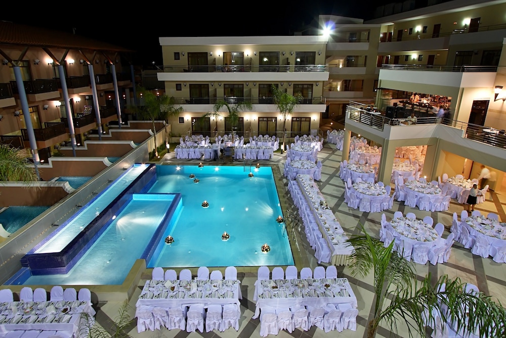 Porto Platanias Beach Resort & Spa — Swimming pool in Platanias