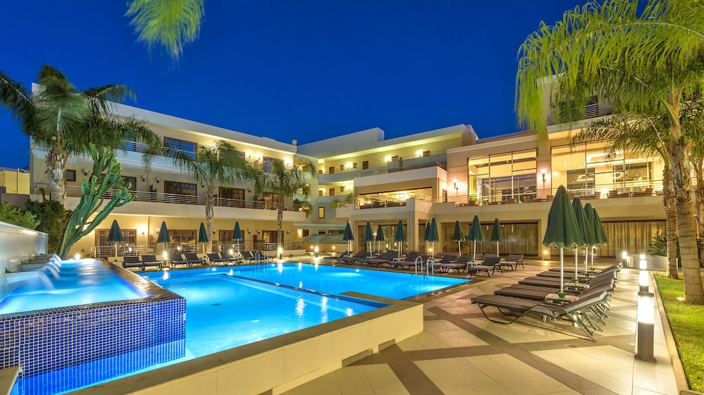Porto Platanias Beach Resort & Spa — Swimming pool in Platanias