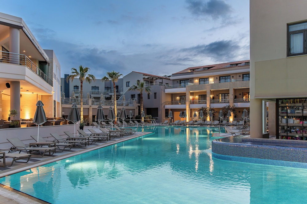 Porto Platanias Beach Resort & Spa — Swimming pool in Platanias