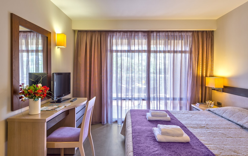 Porto Platanias Beach Resort & Spa — Hotel rooms in Platanias
