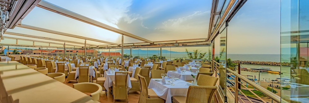 Porto Platanias Beach Resort & Spa — Restaurant & bars in Platanias