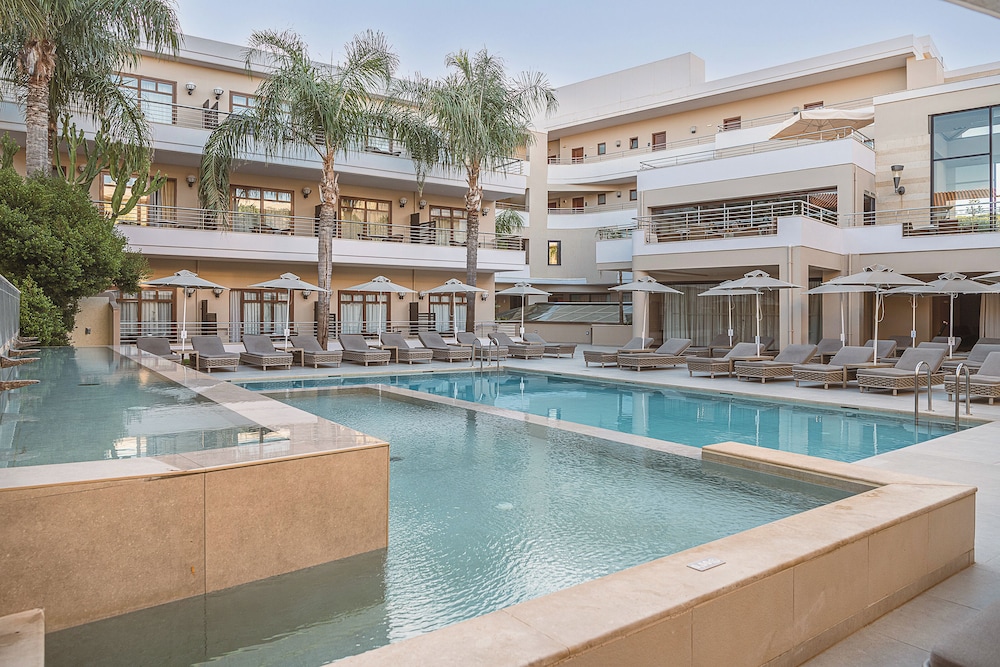 Porto Platanias Beach Resort & Spa — Swimming pool in Platanias