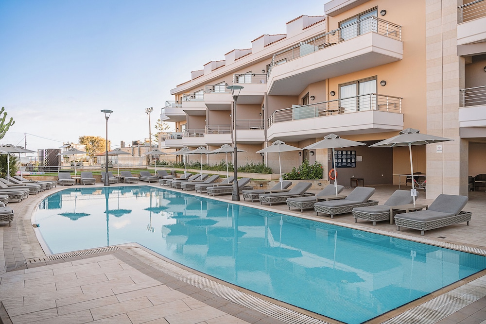 Porto Platanias Beach Resort & Spa — Swimming pool in Platanias
