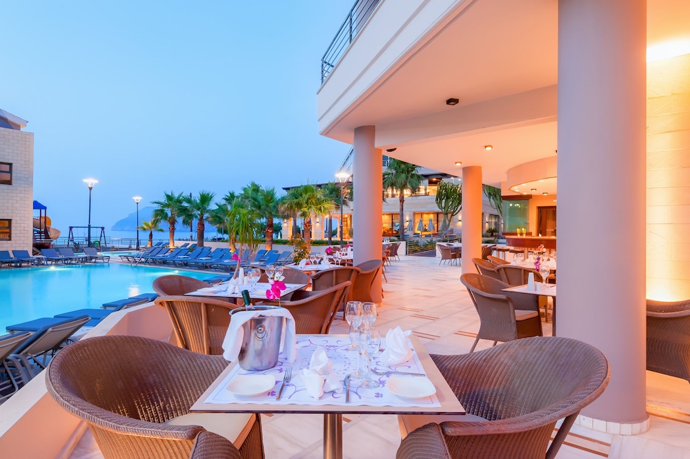 Porto Platanias Beach Resort & Spa — Restaurant & bars in Platanias