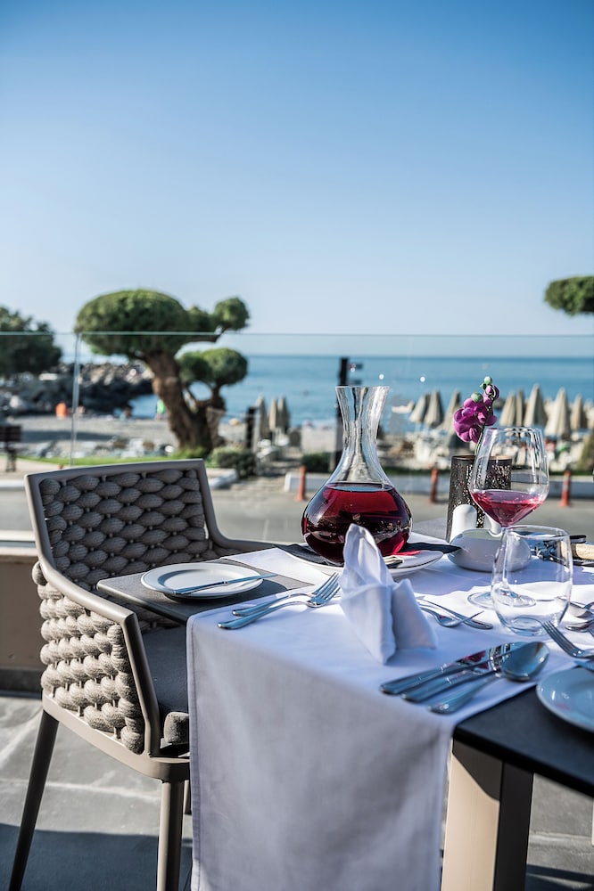 Porto Platanias Beach Resort & Spa — Restaurant & bars in Platanias