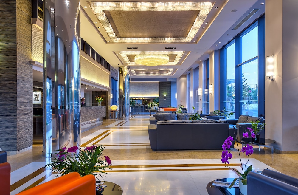 Porto Platanias Beach Resort & Spa — Hotel building in Platanias
