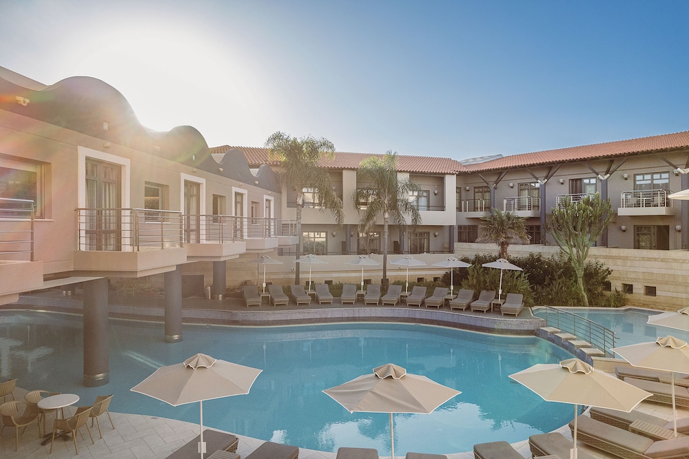 Porto Platanias Beach Resort & Spa — Swimming pool in Platanias