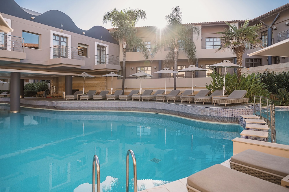Porto Platanias Beach Resort & Spa — Swimming pool in Platanias