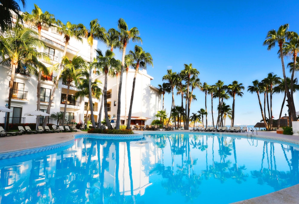The Royal Cancun All Suites Resort — Swimming pool in Cancun, Quintana Roo