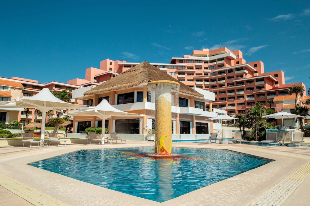 Family Villas By Wyndham Grand Cancún All Inclusive — Swimming pool in Cancun, Quintana Roo
