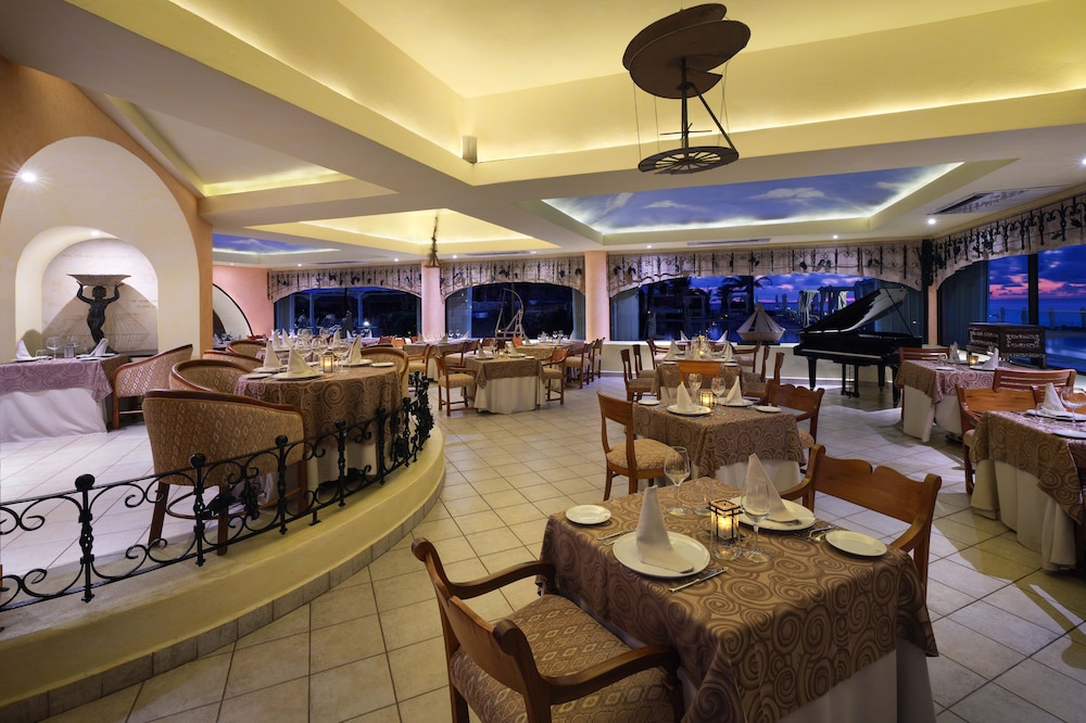 Family Villas By Wyndham Grand Cancún All Inclusive — Restaurant & bars in Cancun, Quintana Roo