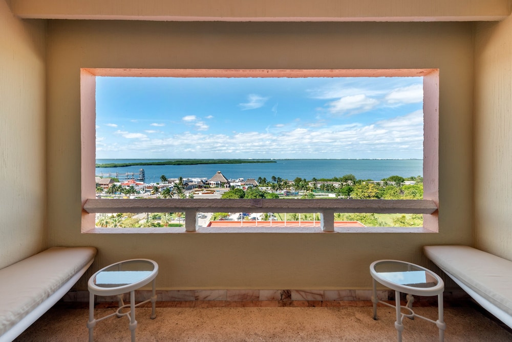 Family Villas By Wyndham Grand Cancún All Inclusive — Hotel rooms in Cancun, Quintana Roo