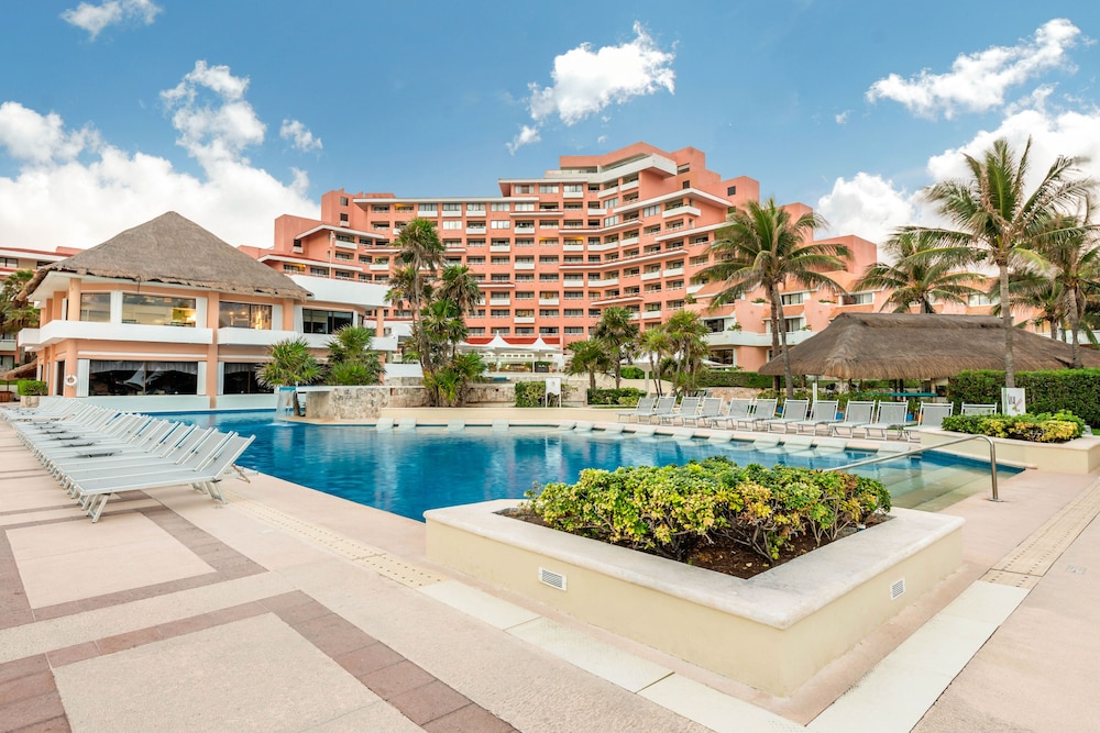 Family Villas By Wyndham Grand Cancún All Inclusive — Swimming pool in Cancun, Quintana Roo