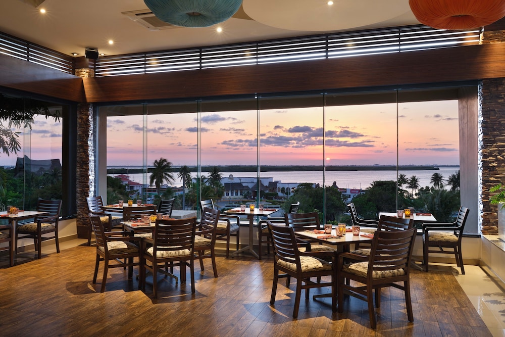 Family Villas By Wyndham Grand Cancún All Inclusive — Restaurant & bars in Cancun, Quintana Roo