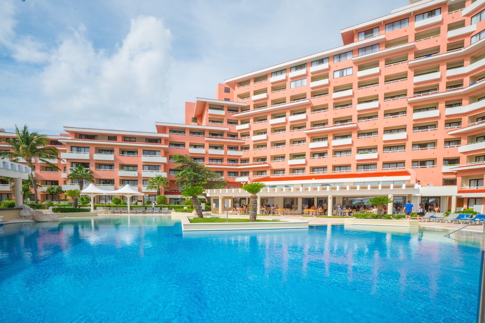 Family Villas By Wyndham Grand Cancún All Inclusive — Hotel building in Cancun, Quintana Roo