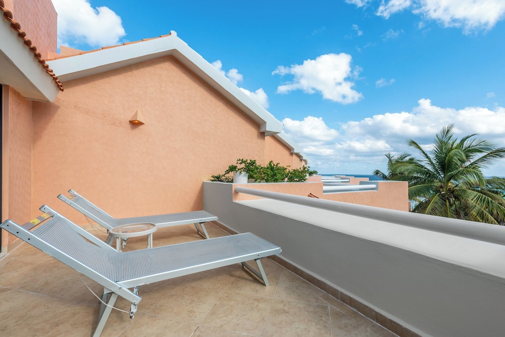 Family Villas By Wyndham Grand Cancún All Inclusive — Hotel building in Cancun, Quintana Roo