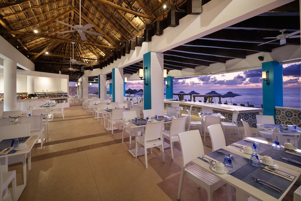 Family Villas By Wyndham Grand Cancún All Inclusive — Restaurant & bars in Cancun, Quintana Roo