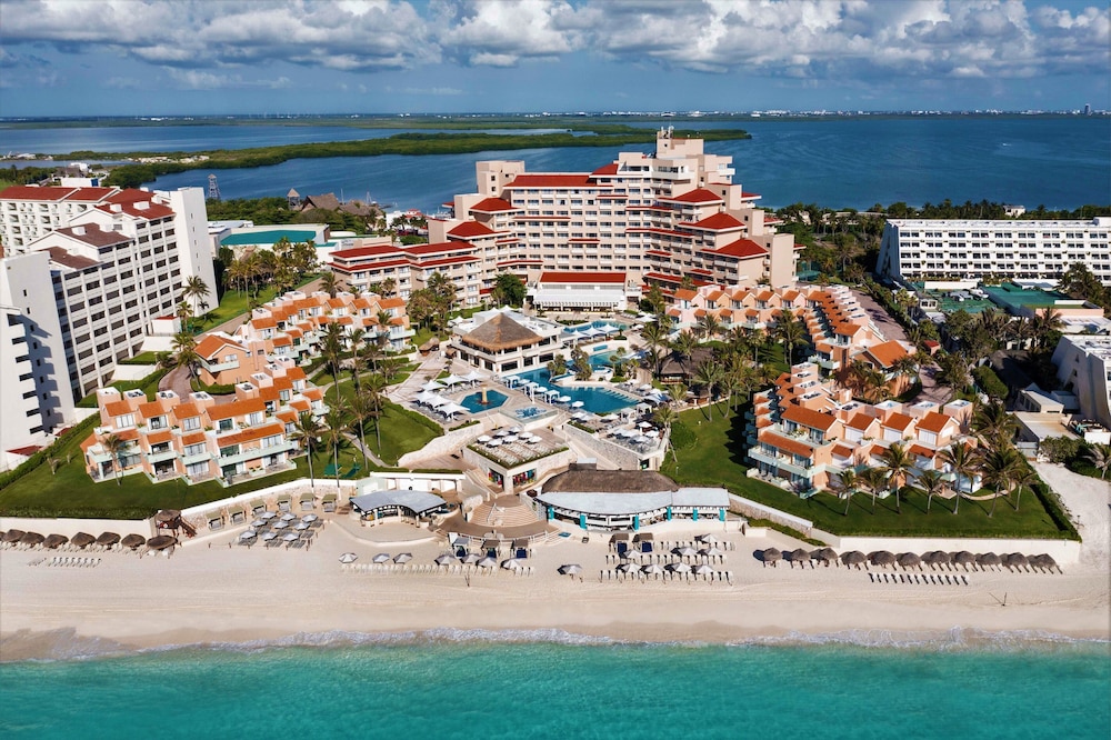 Family Villas By Wyndham Grand Cancún All Inclusive — Hotel building in Cancun, Quintana Roo