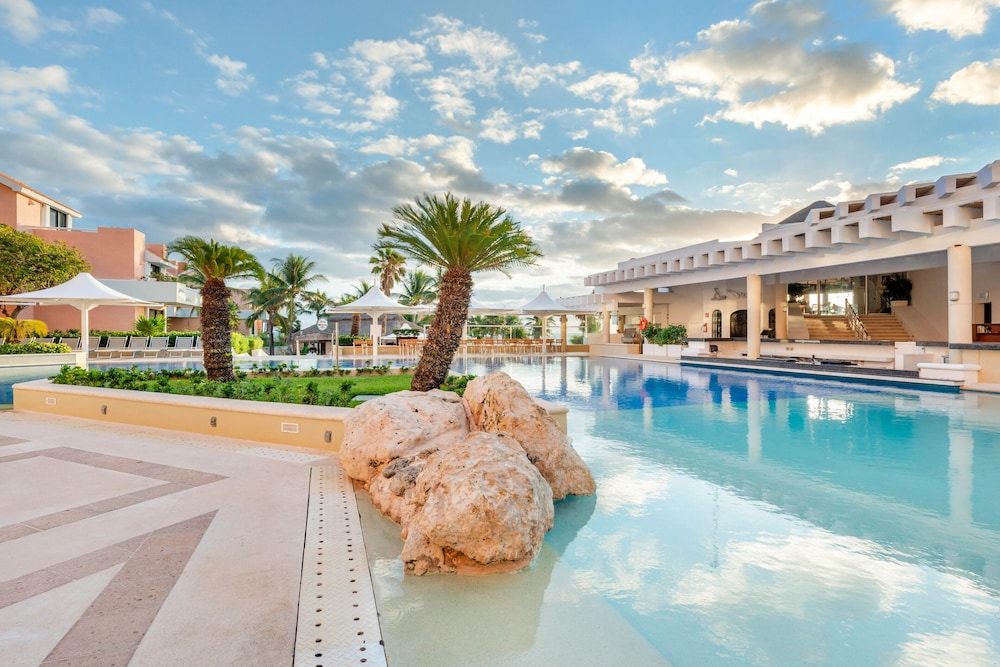 Family Villas By Wyndham Grand Cancún All Inclusive — Swimming pool in Cancun, Quintana Roo