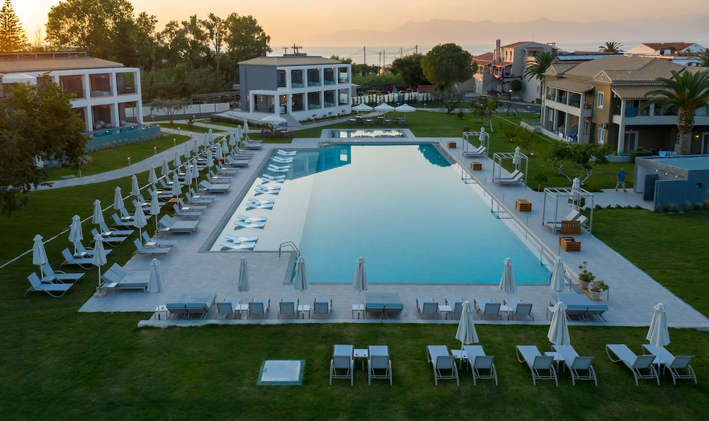 Acharavi Beach Hotel — Swimming pool in Acharavi, Ionian Islands