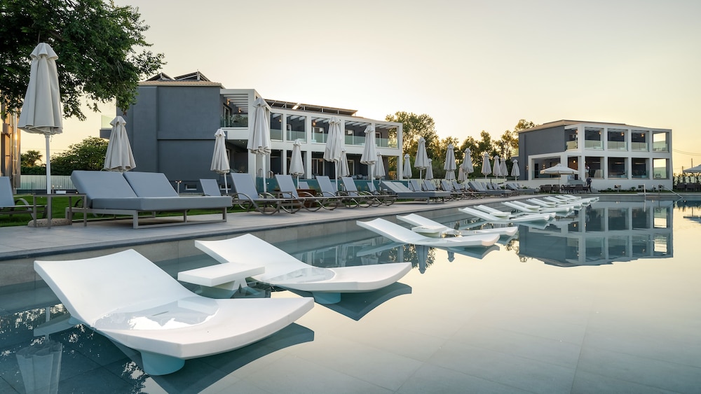 Acharavi Beach Hotel — Swimming pool in Acharavi, Ionian Islands