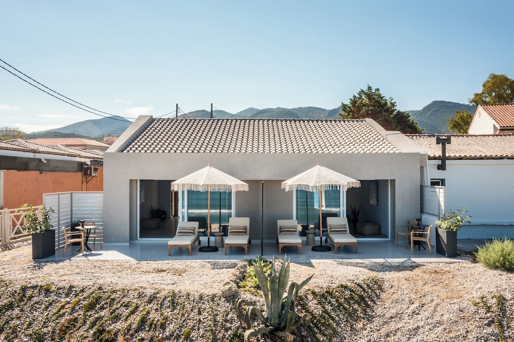 Acharavi Beach Hotel — Hotel building in Acharavi, Ionian Islands