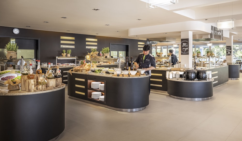 Maistra Select Petalon Resort — Restaurant & bars in Vrsar, Istria