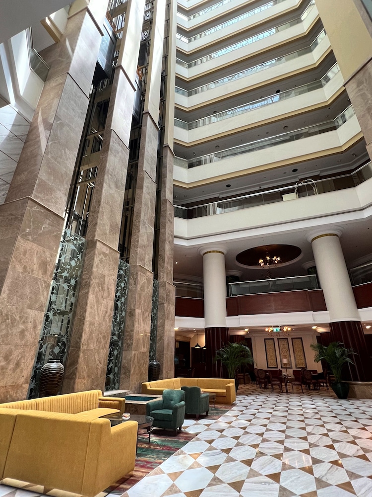 City Seasons Suites — Hotel building in Dubai