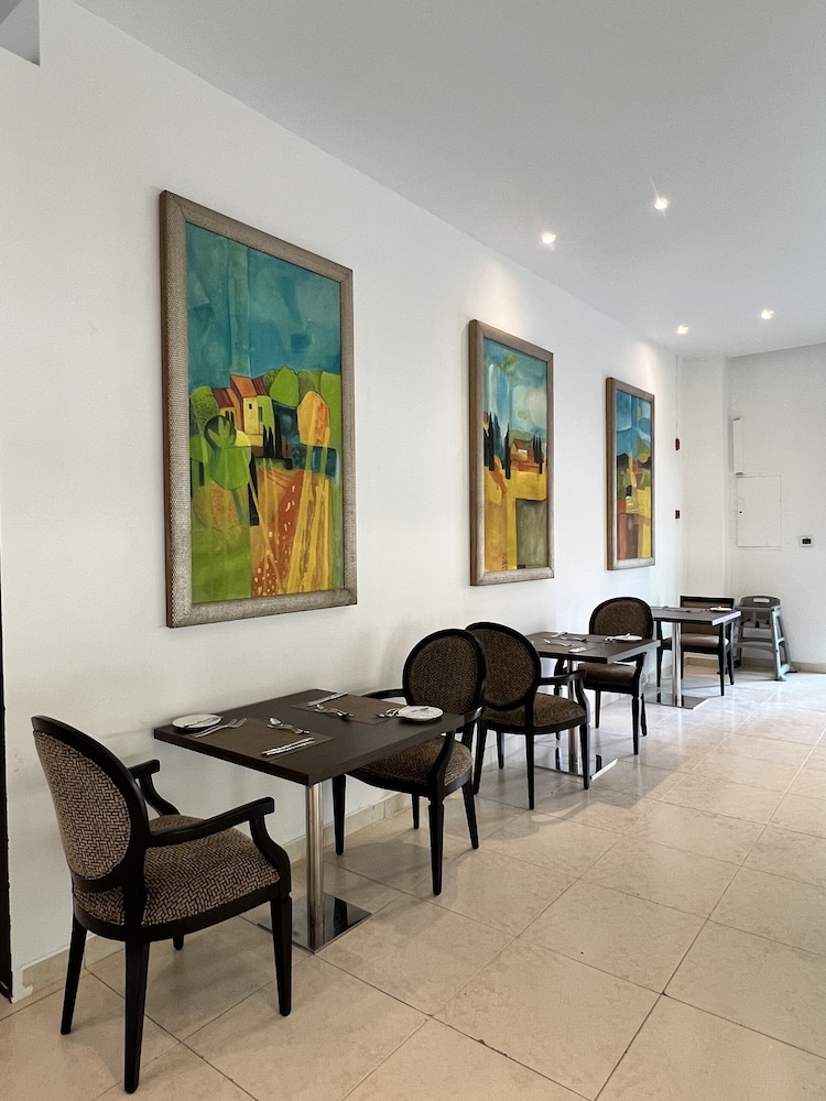 City Seasons Suites — Restaurant & bars in Dubai