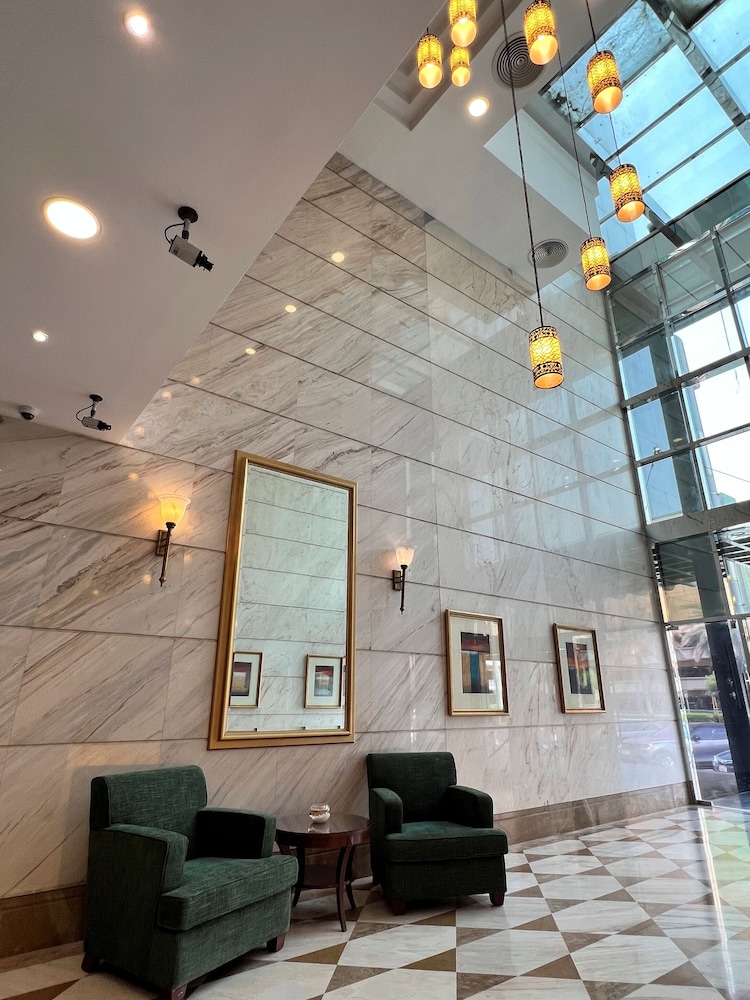 City Seasons Suites — Hotel building in Dubai
